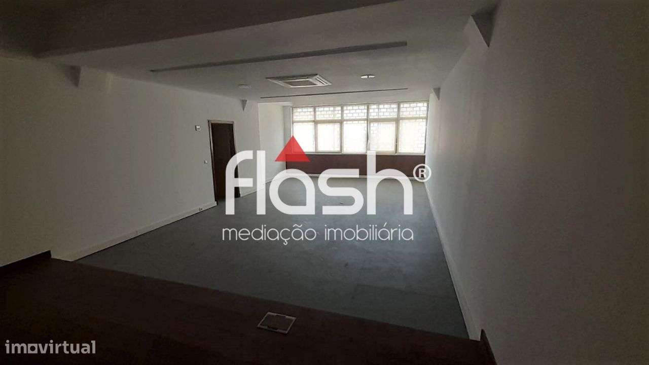 Arrendamento Espaço de loja/escritórios no Restelo - Grande imagem: 4/58