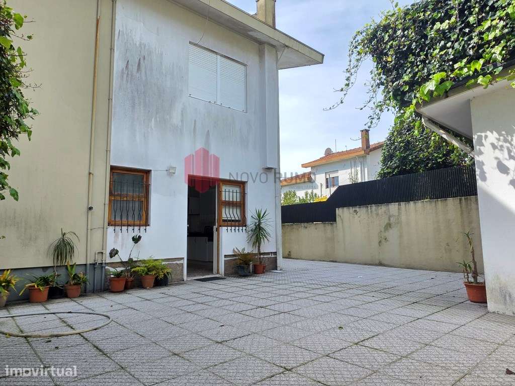 Moradia T6 de 4 frentes em Nogueira da Maia Excelente estado, áreas...-9
