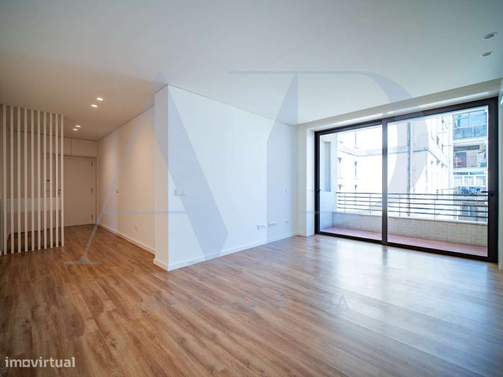 Apartamento T3 na Av. Londres com Garagem-3