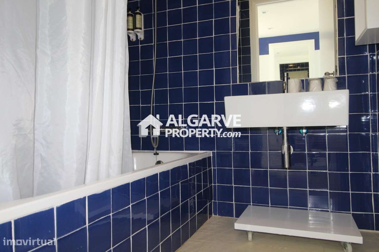 Apartamento T1 no ultimo andar com vista mar a 300 metros da Prainha, - Grande imagem: 5/24