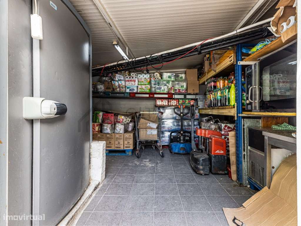 Supermercado em funcionamento no centro de Albufeira-26