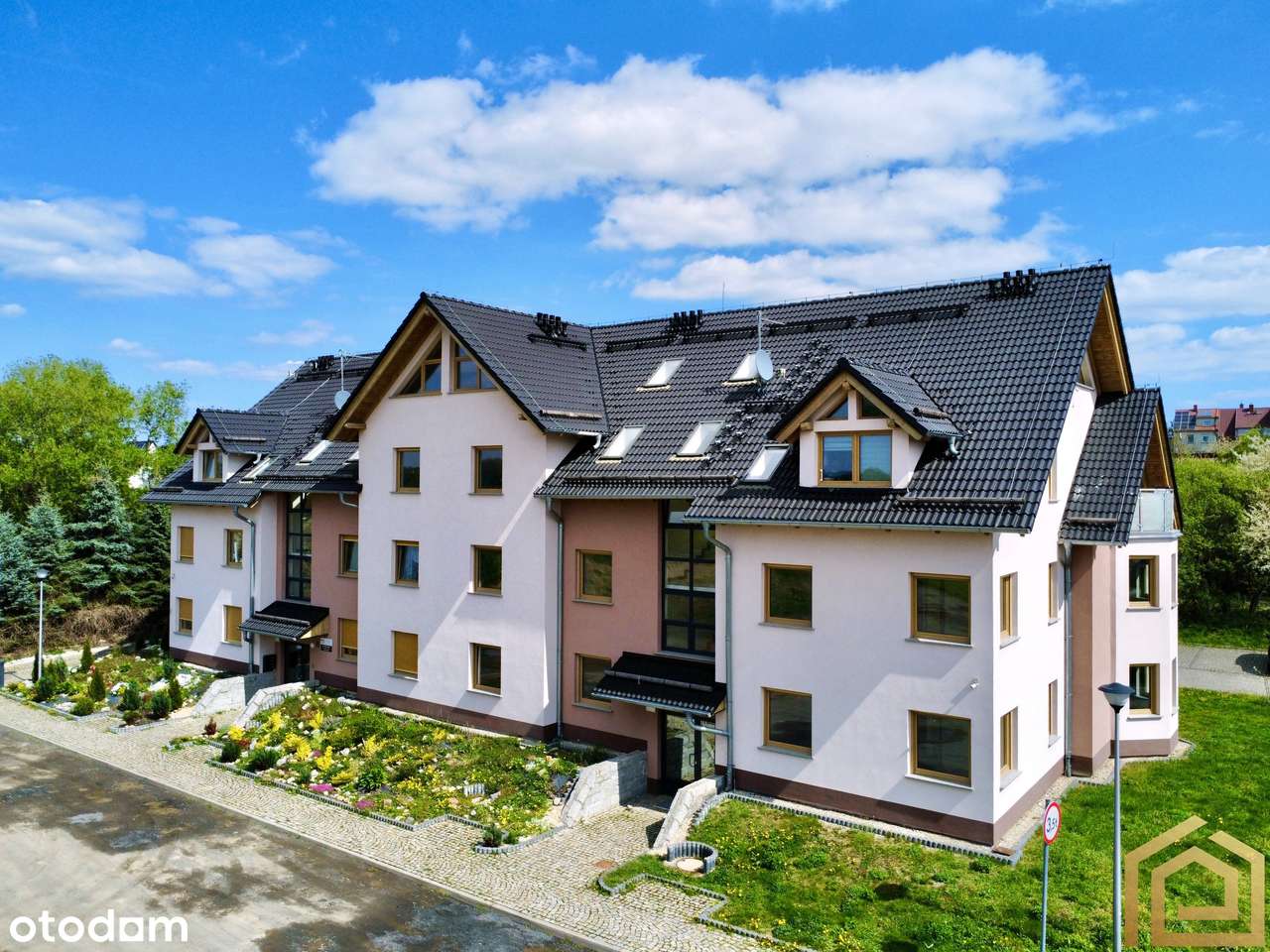 Dwupoziomowa kawalerka | Miejsce parkingowe | Balkon-1