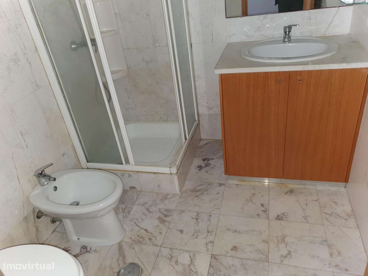 Apartamento T3 em Oliveira do Douro | Arrumo + Parqueamento-11