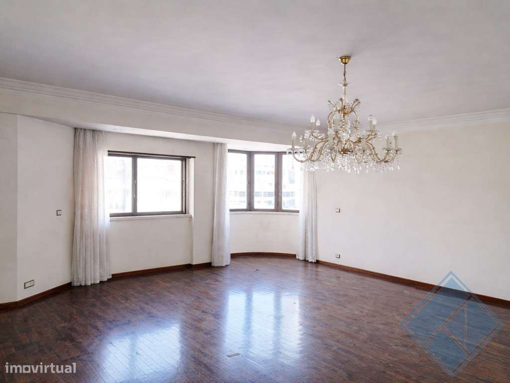 T4 no Areeiro | 180 m², Excelente Exposição Solar e Garagem Box + L...-0