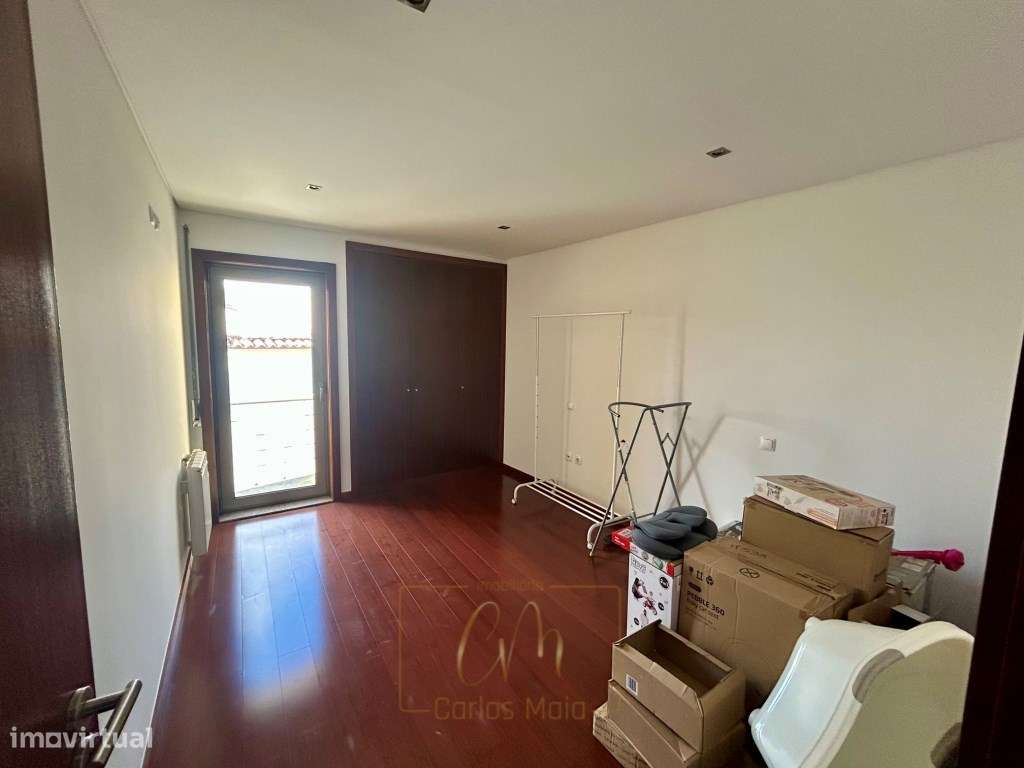 Moradia T4 com Garagem e Espaço ao Ar Livre no Coração da Cidade-12