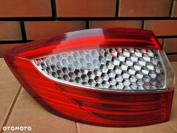 FORD MONDEO MK4 IV KOMBI LAMPA LEWY TYŁ W BŁOTNIK - 6