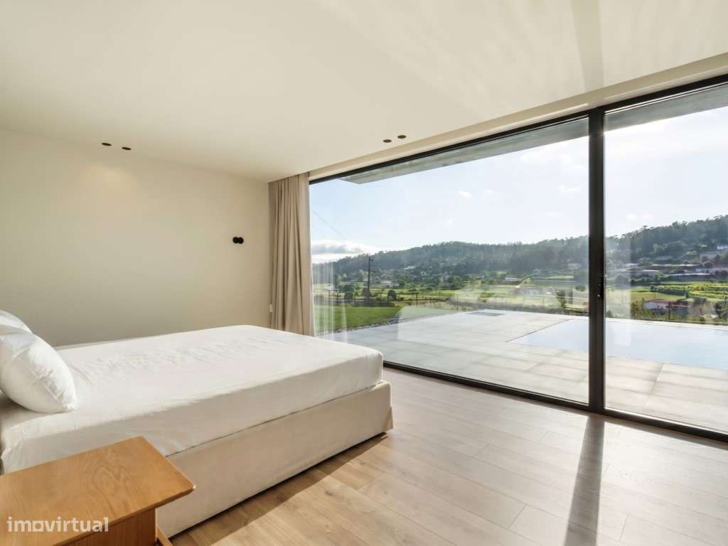 Moradia Térrea com Piscina Infinita e Vista Panorâmica sobre o Vale-51