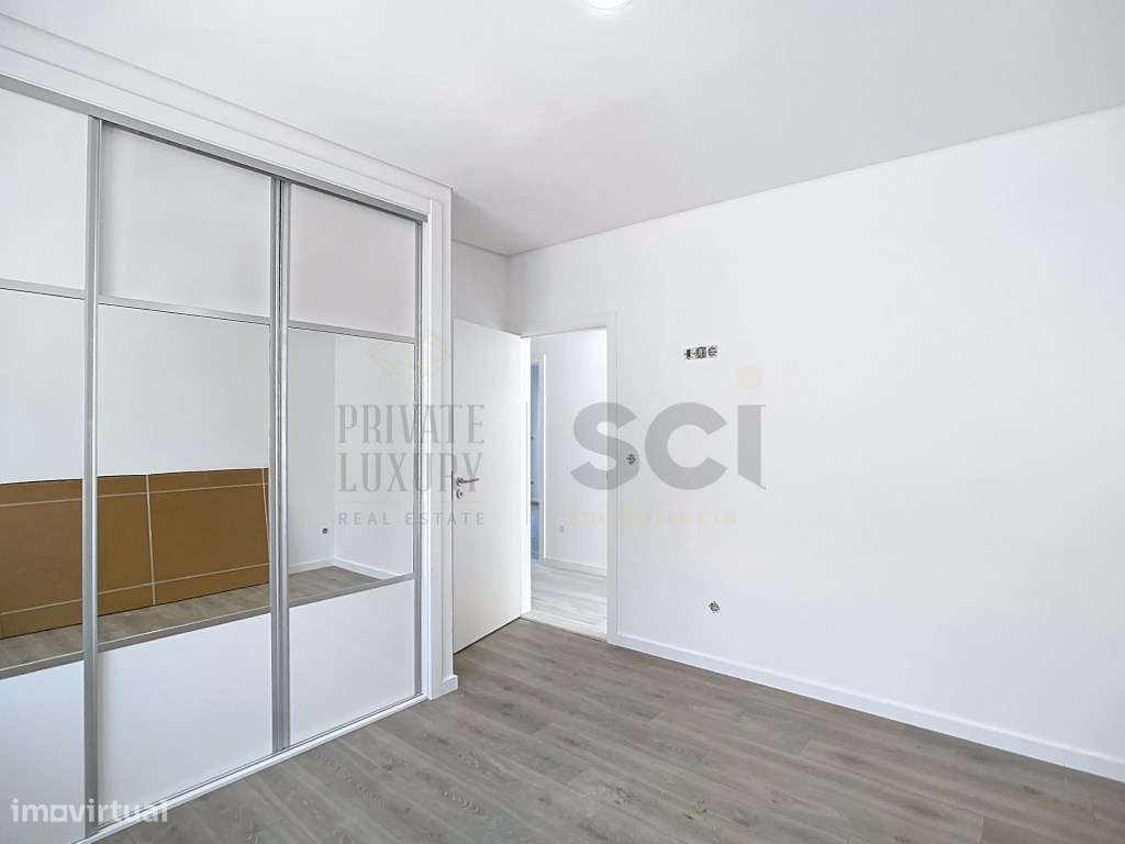 Moradia Térrea independente T3+1 em Fernão Ferro, boas áreas-15