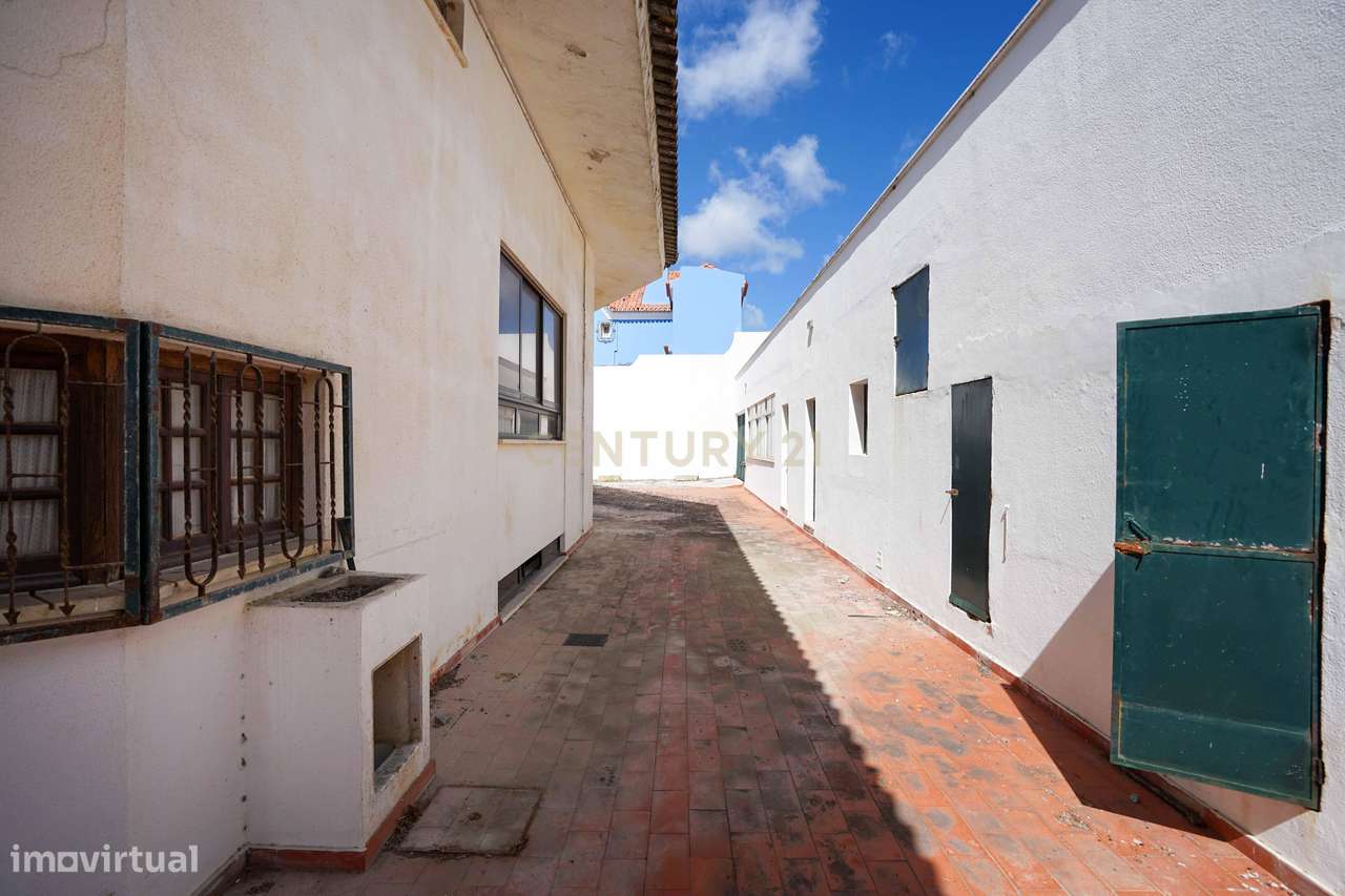 Moradia para remodelação total em Parede com Vista Panorâmica para o M-18