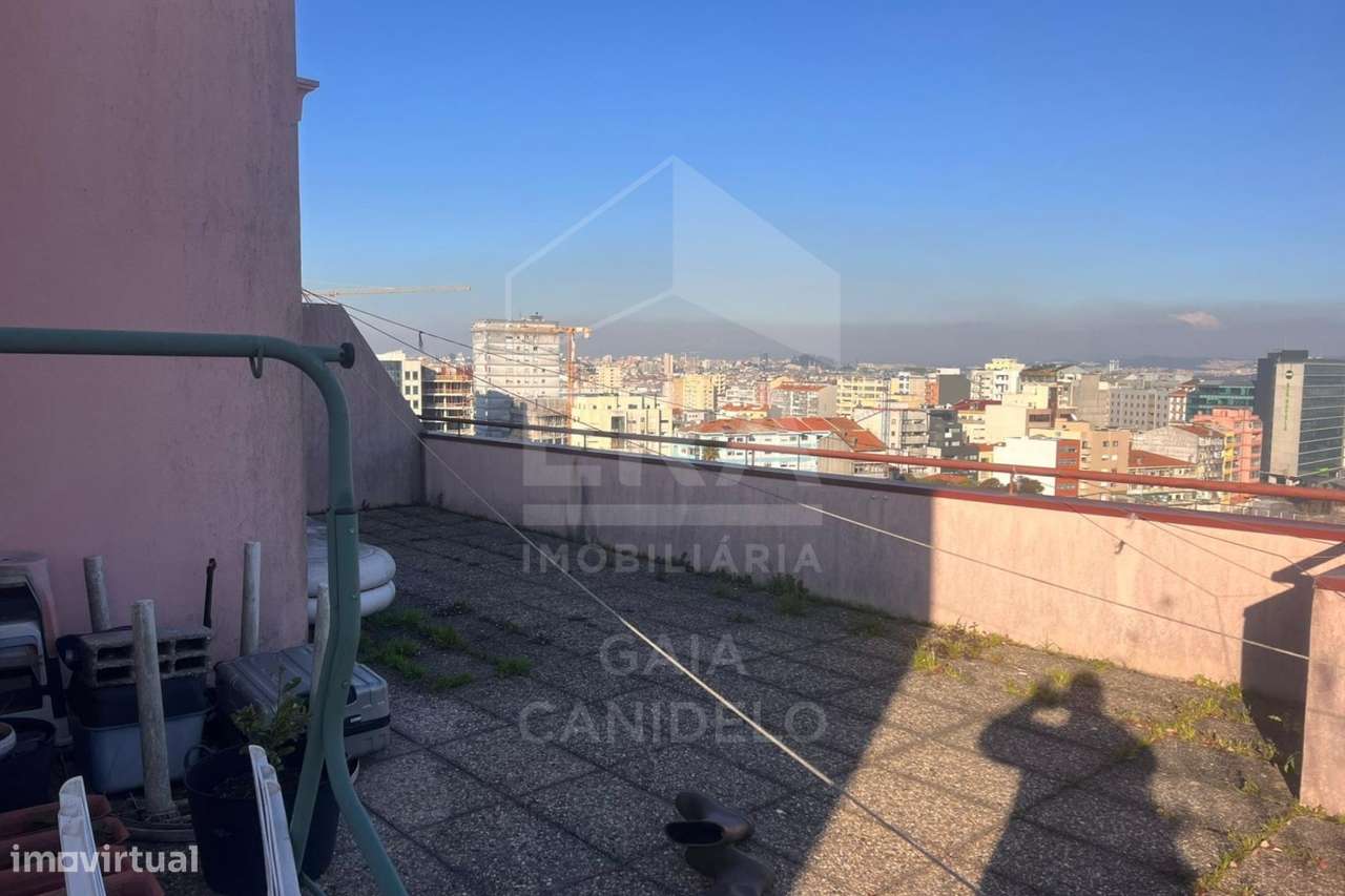 T2 com Enorme Terraço em Localização Privilegiada-10