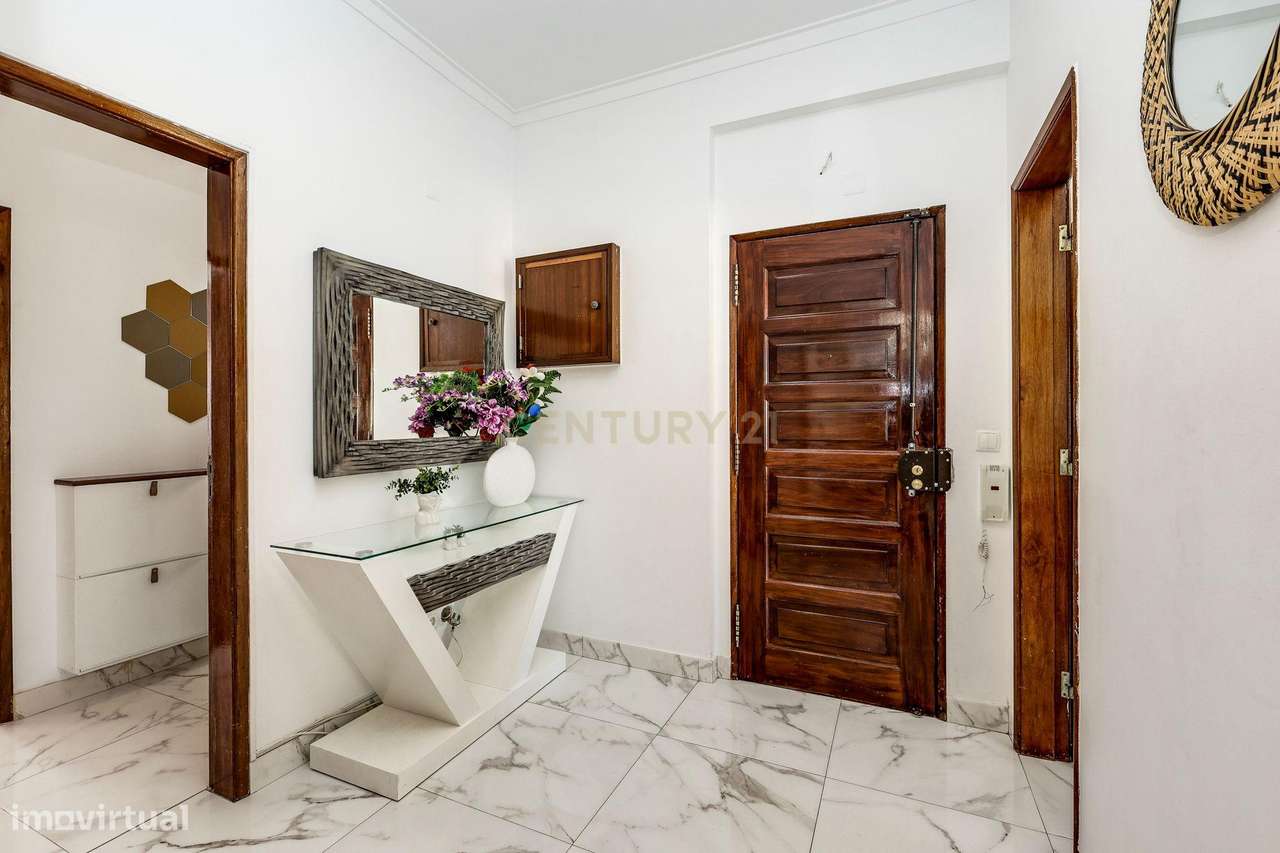 T3 com Vista Rio Desafogada e Excelente Localização em Forte da Casa-8