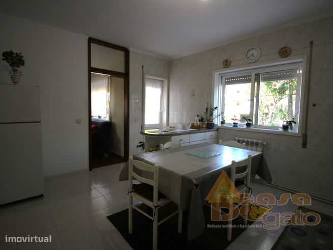 Moradia de 3 frentes com excelente luminosidade-27