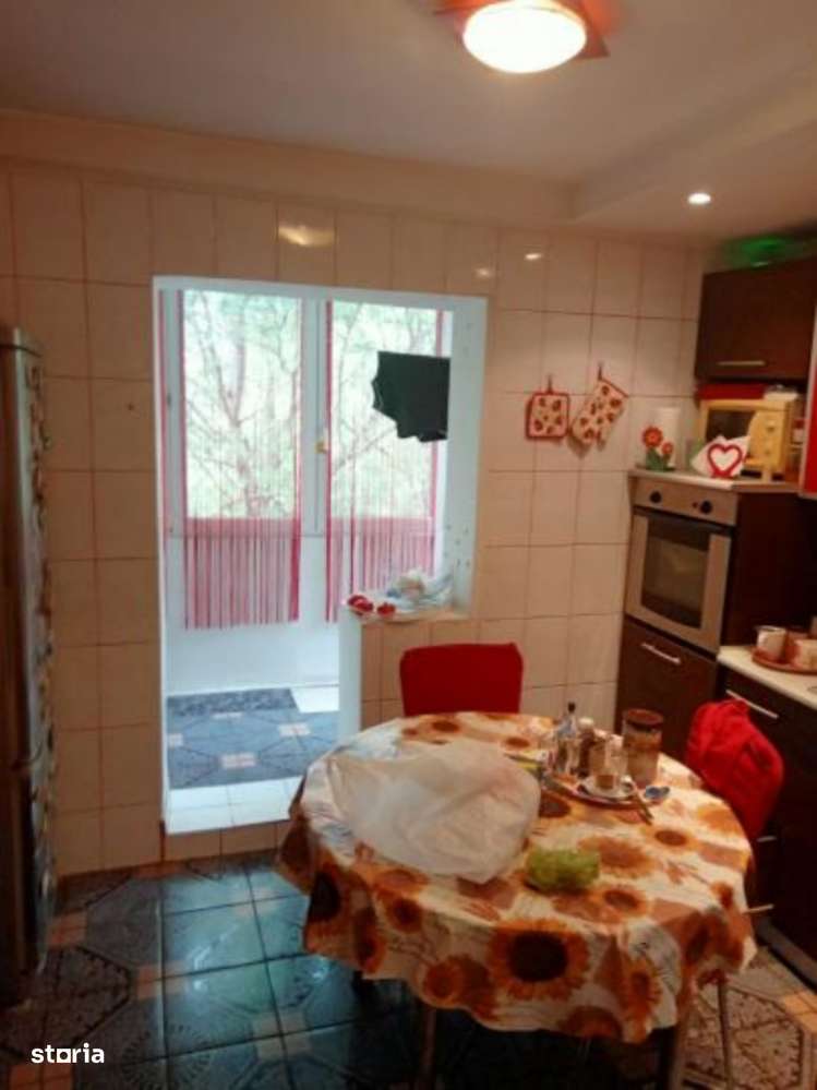 Bd. Basarabia - 3 cam, suprf. 69 mp, decom, mob/util,bloc reabilitat - Imagine principală: 3/7