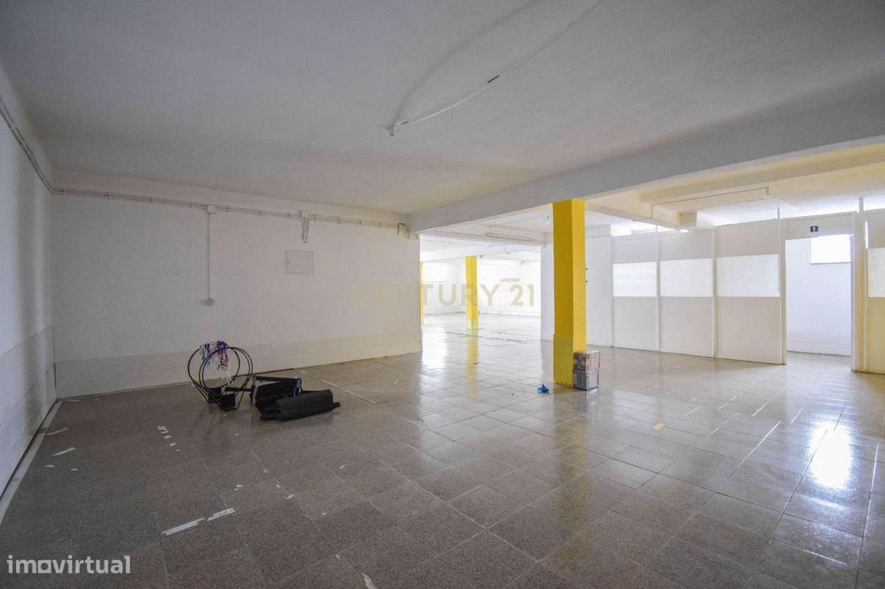 Vende-se armazém / garagem de 220m² em S. Martinho do Bispo - Excelent - Grande imagem: 5/16