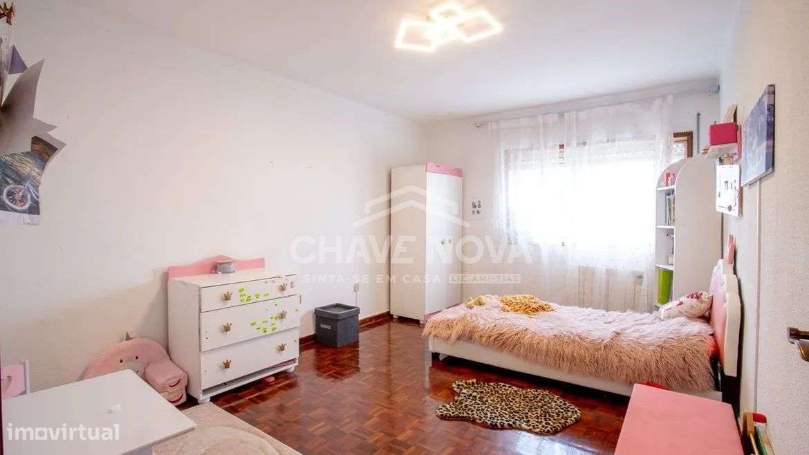 Apartamento T2 com Varanda e Garagem em Gondomar-6