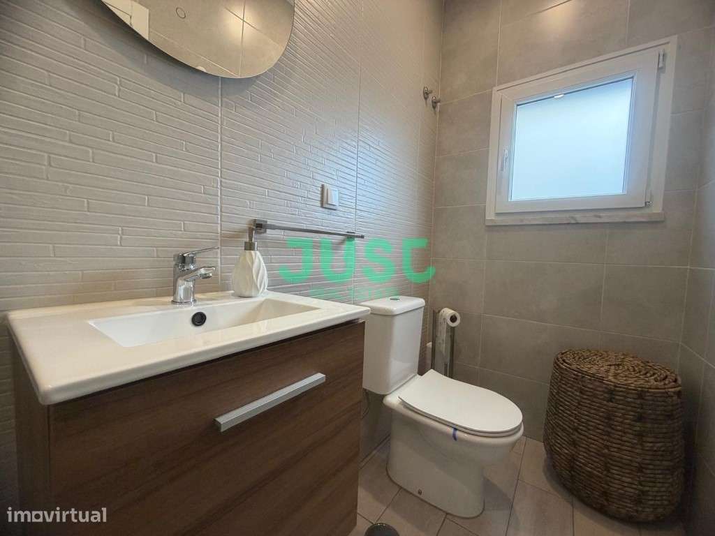 Moradia isolada, T3, seminova com garagem e piscina na Quinta do Conde-35