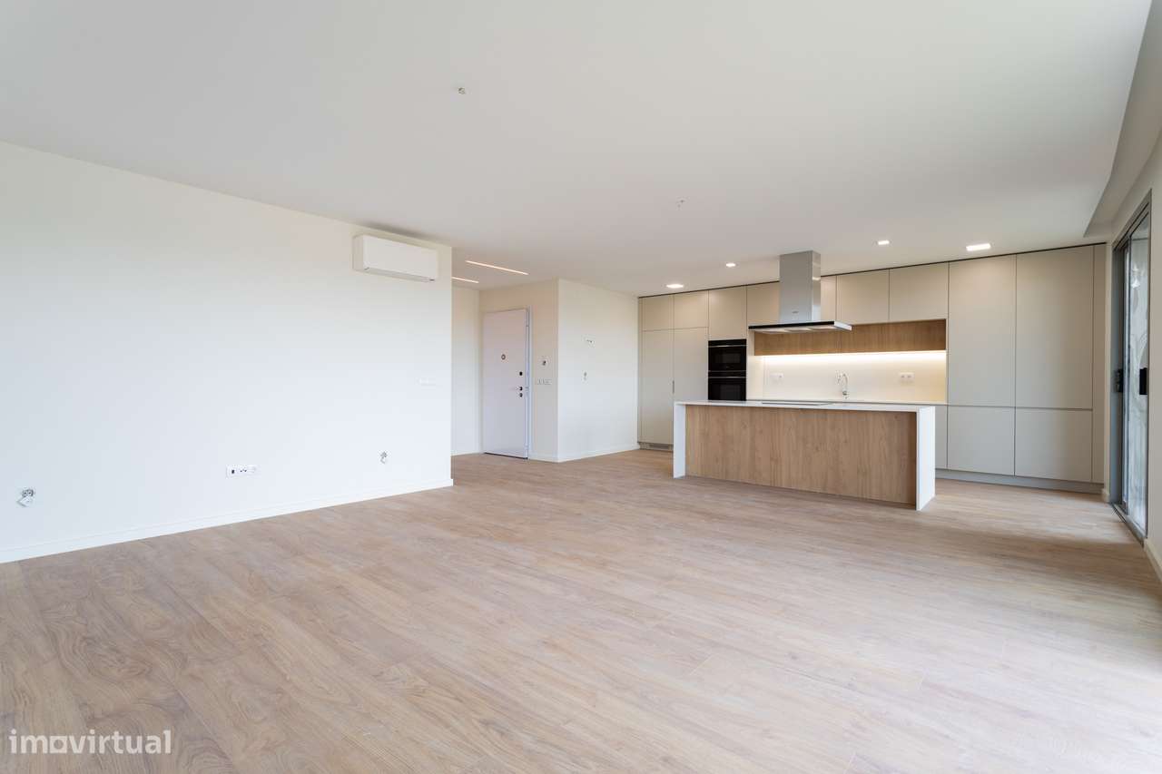 Apartamento T3 Novo a Estrear | 3 Suites | Vista Rio | Garagem Box | C-17