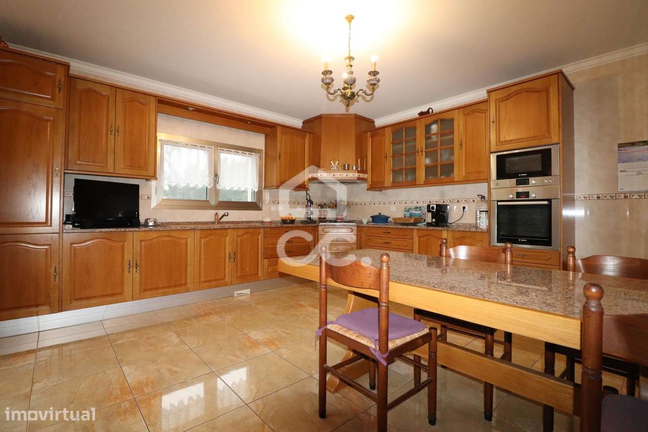 Fantástica moradia com garagem, churrasqueira e terreno no concelho de - Grande imagem: 2/29