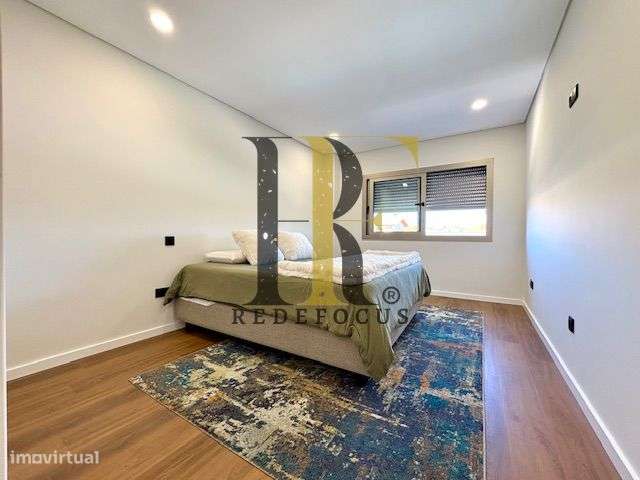 Moradia T4 de Luxo com Piscina e Jardim em Esmoriz-24