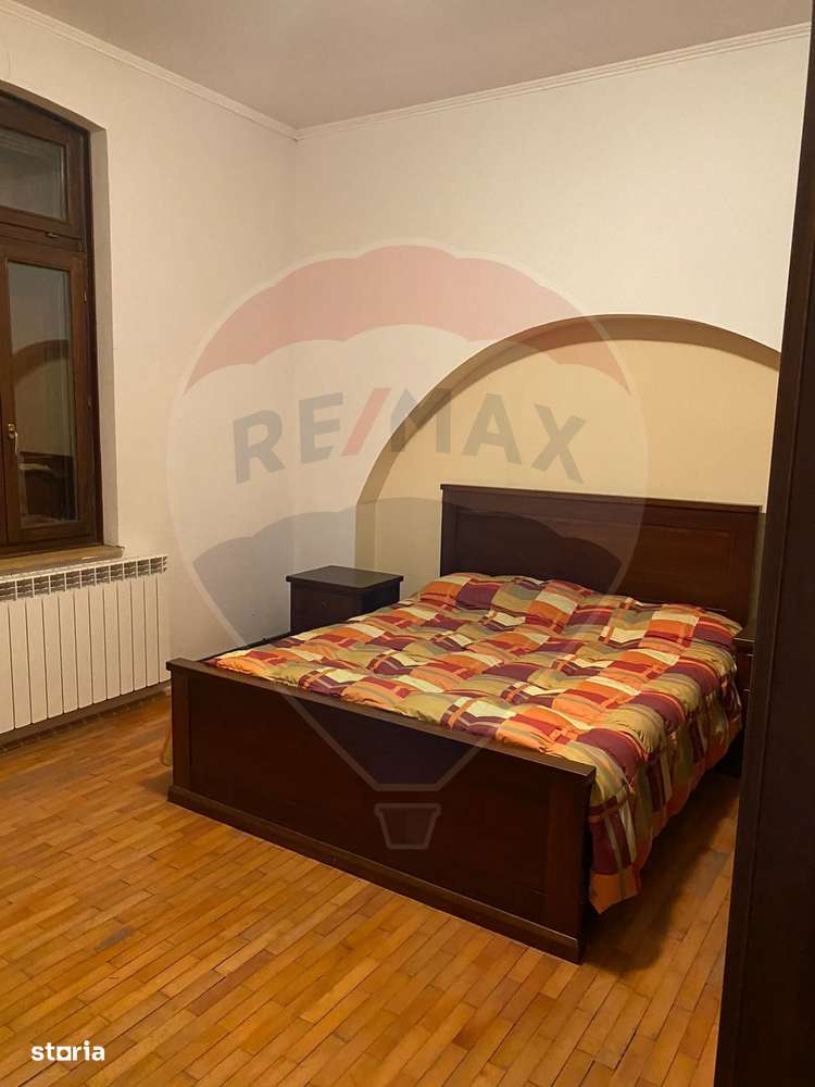 Casă / Vilă cu 5 camere de vânzare în zona Central - Imagine principală: 2/19