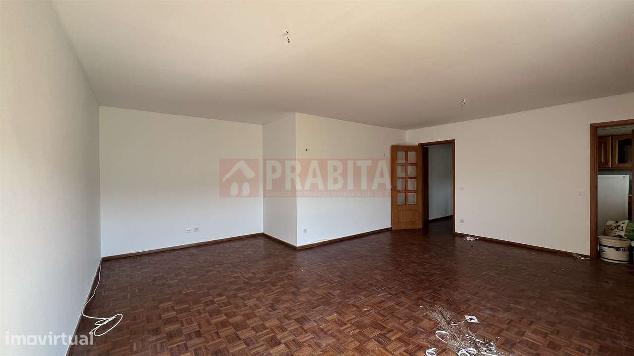 Apartamento T4 com garagem na Quinta D. João-2