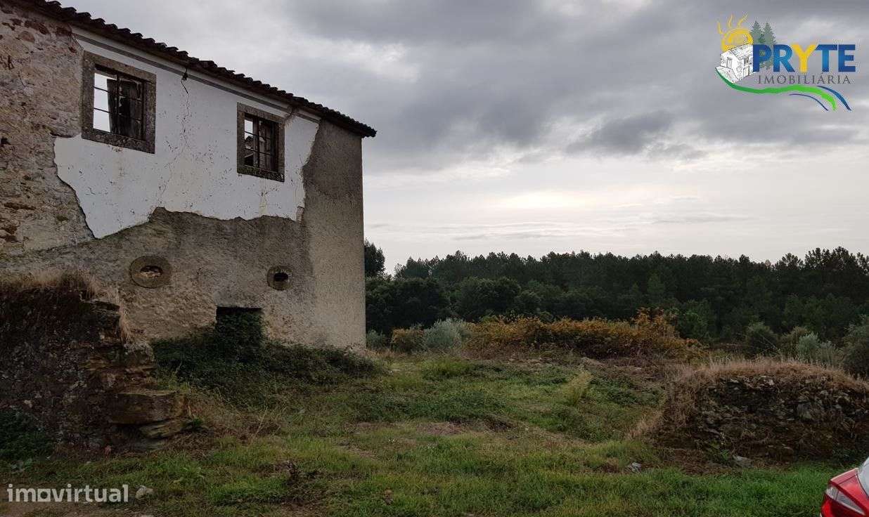 Casa senhorial em ruínas situada na localidade do Pampilhal - Grande imagem: 2/32