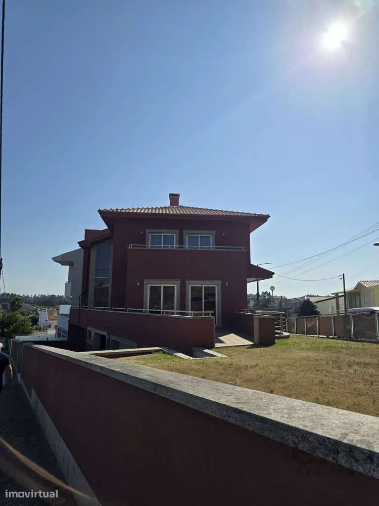 Espaçosa moradia T5 em Santa Maria da Feira - Grande imagem: 3/29