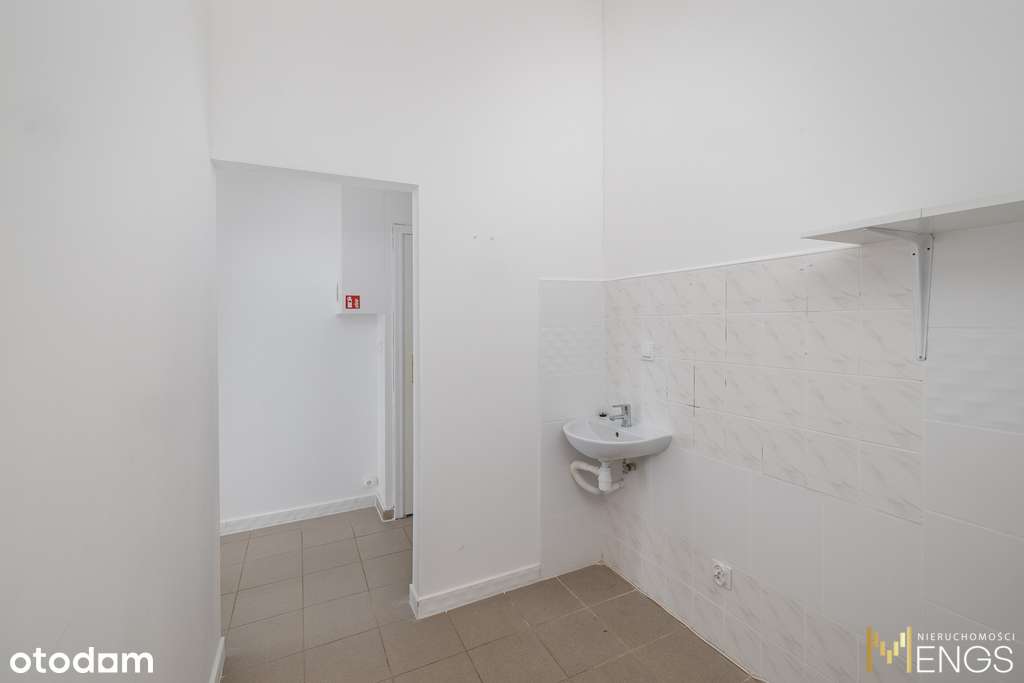 Lokal usługowy z witryną widoczną z al. KEN-4