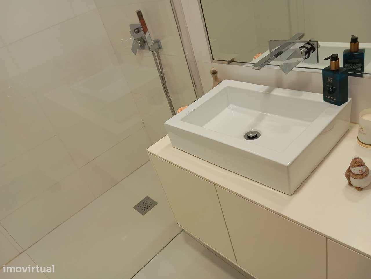 Fantástico apartamento T2 com terraço em condomínio fechado em Canelas-21