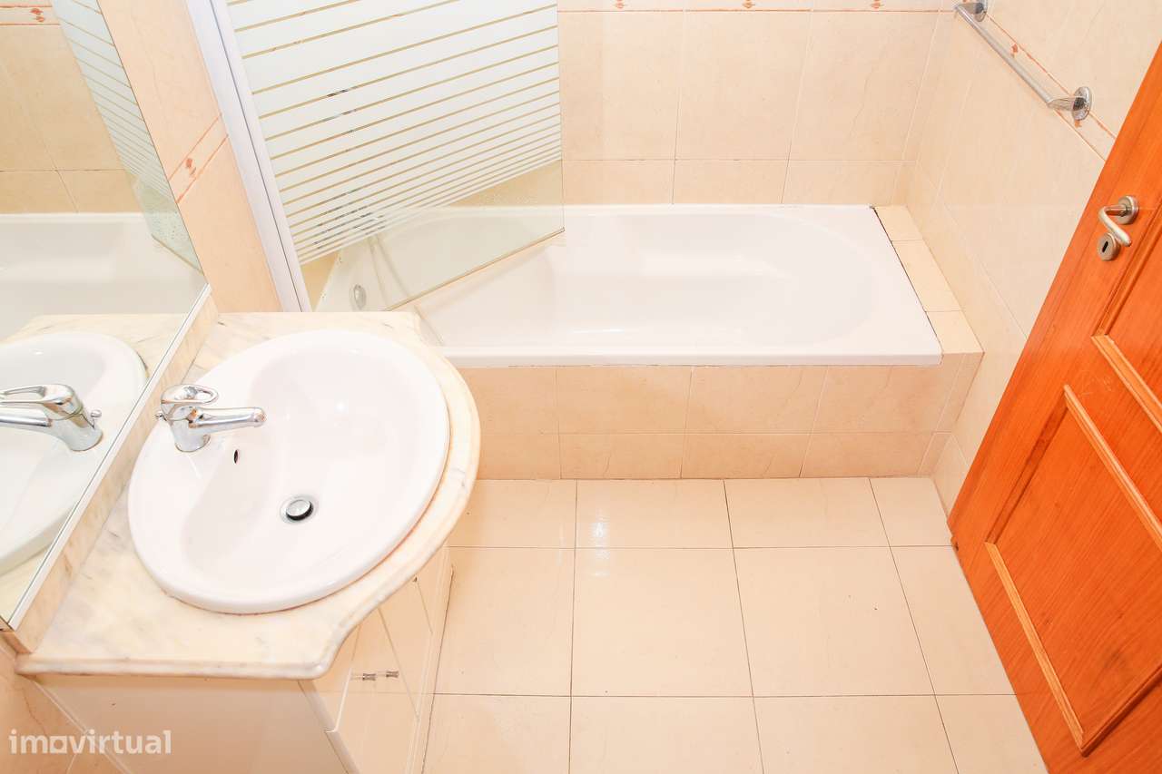 Excelente apartamento T3 com 111m2 no centro da Abrigada-48