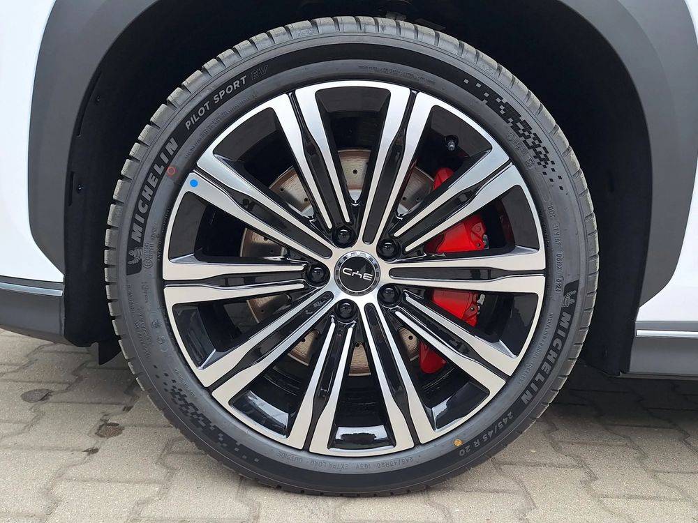 DEMO / 4,5 S (0-100 km/h) / Zasięg 502 km / Head-Up / Dynaudio®