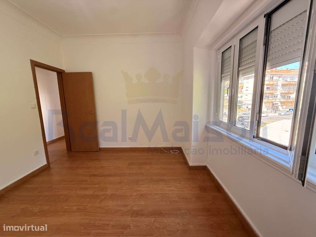 Vende-se T4 em Mem Martins - 500m da Estação-13