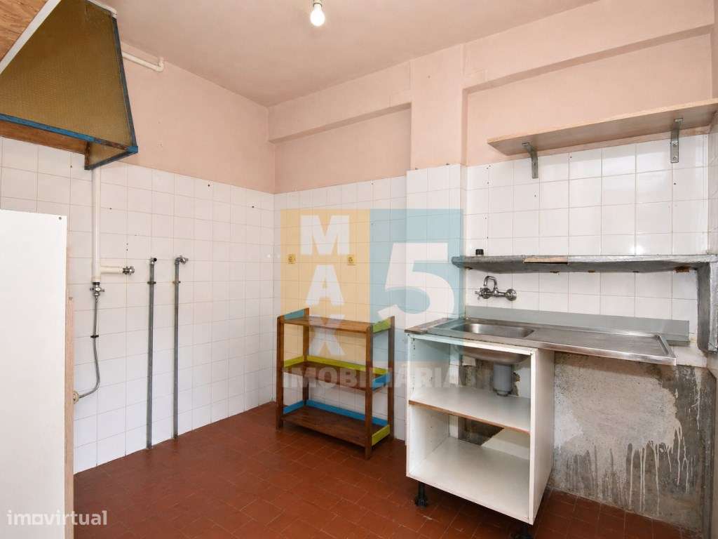 T1 com boa luz natural para remodelação total - Vale da Amoreira-21