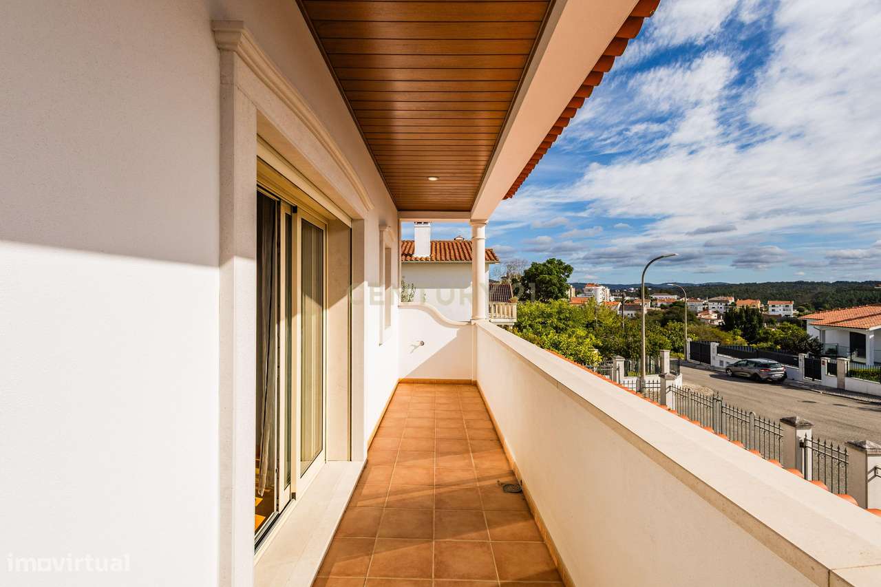 Moradia Exclusiva com Piscina, Jardim e Áreas Amplas-28