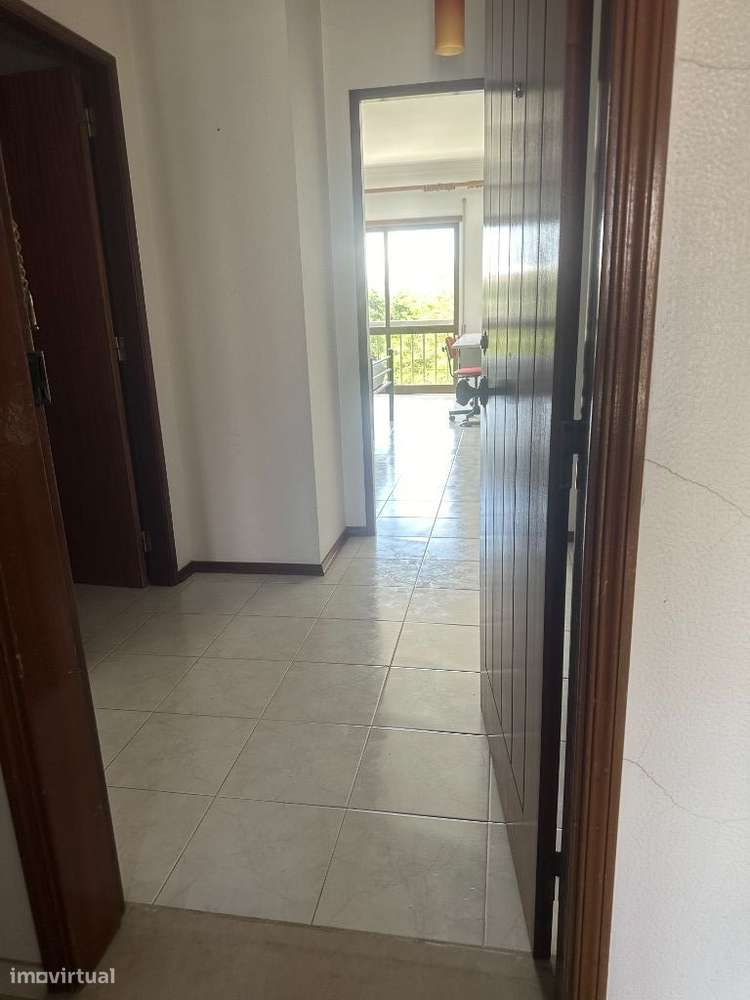 Arrendo T.4 duplex Mobilado com garagem em Leiria próximo do Isla. - Grande imagem: 3/32