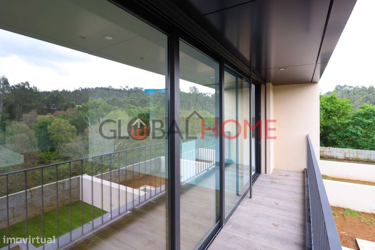 Moradia T3 Nova com Terraço e Piscina em São Pedro da Cova-19