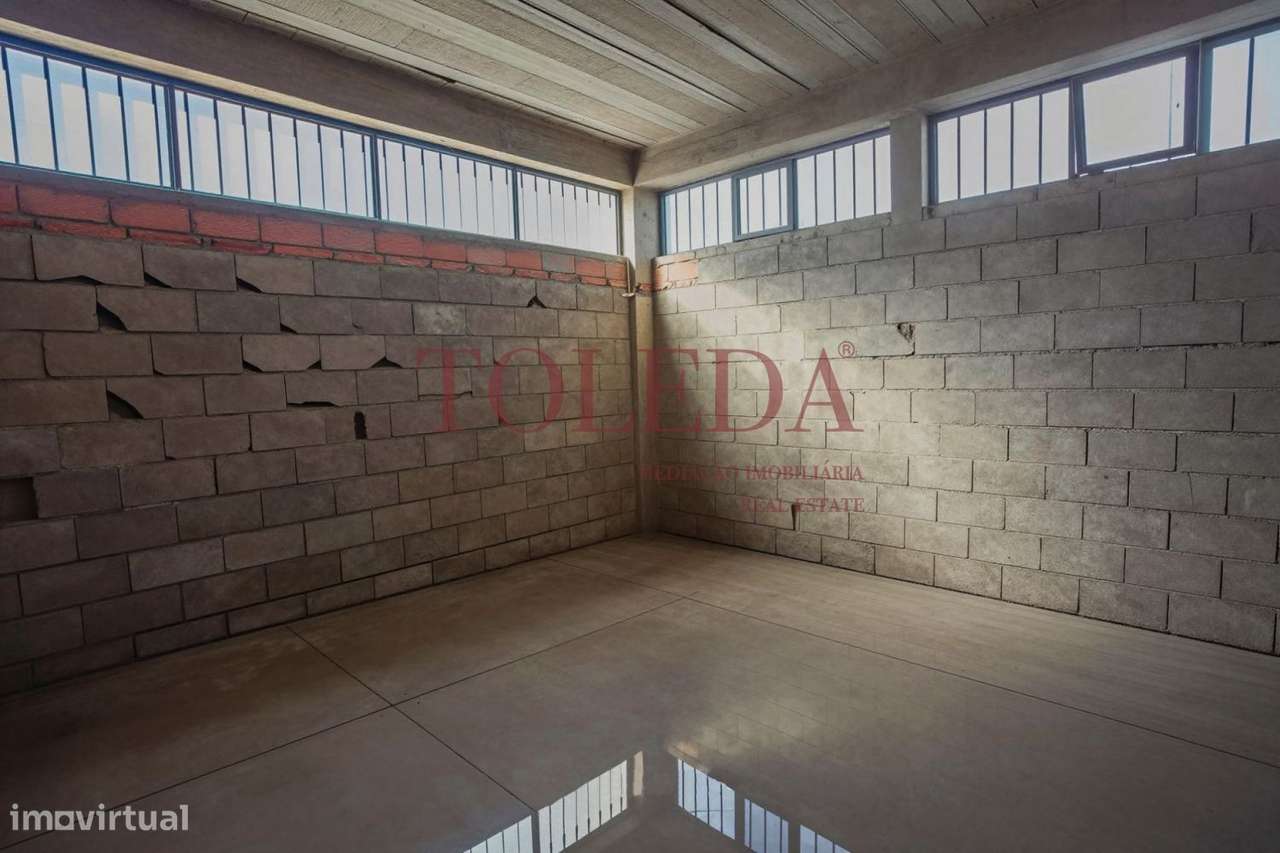 Armazém com 700m2 em zona Industrial-7