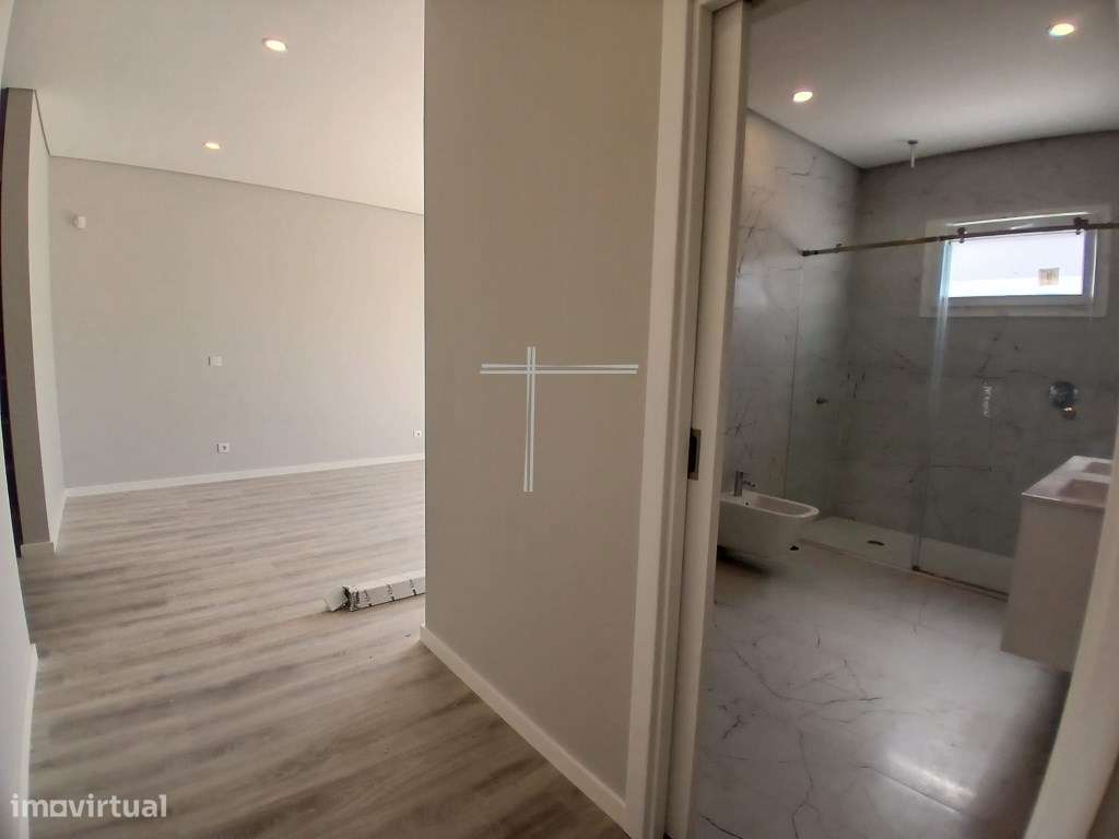 Moradia isolada T4, arquitetura contemporânea com garagem e piscina...-8