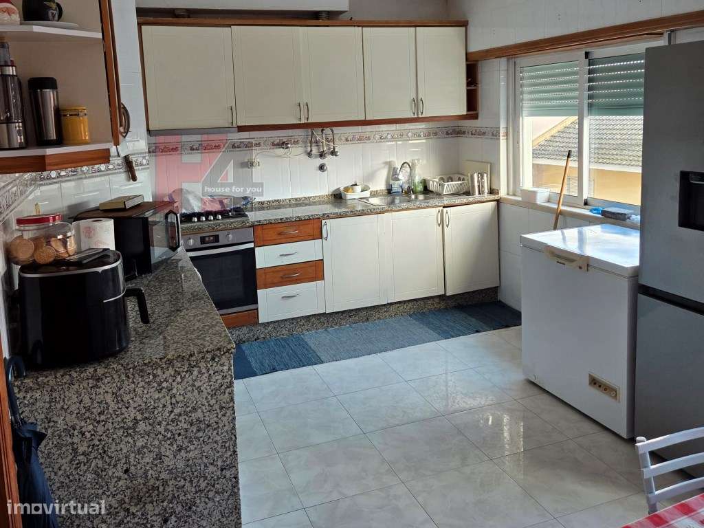 T2 com box e ótima localização na Amadora-14