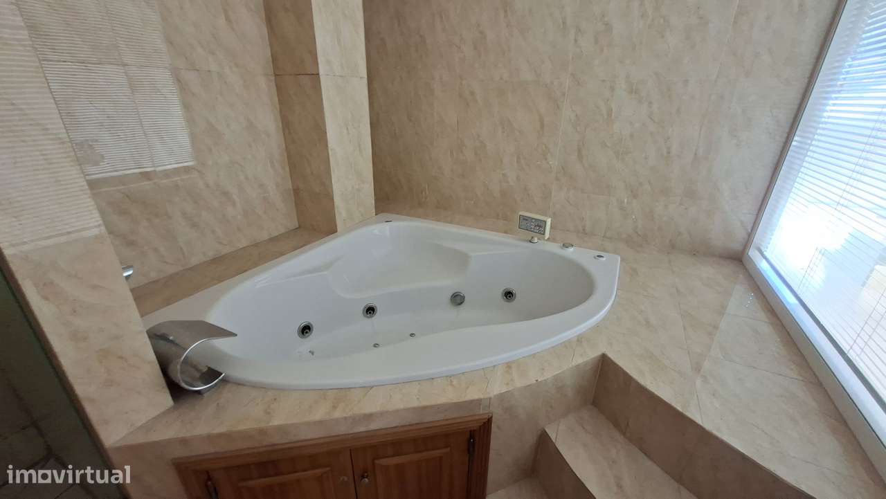 Apartamento T2+1 com 209m2 , garagem no Montijo-14