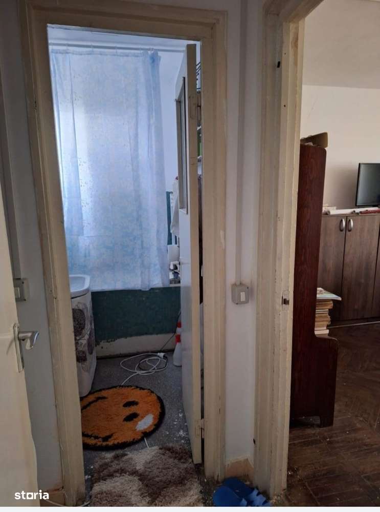 Vând apartament cu 2 camere,etaj 3,aproape 2 min de centru-2
