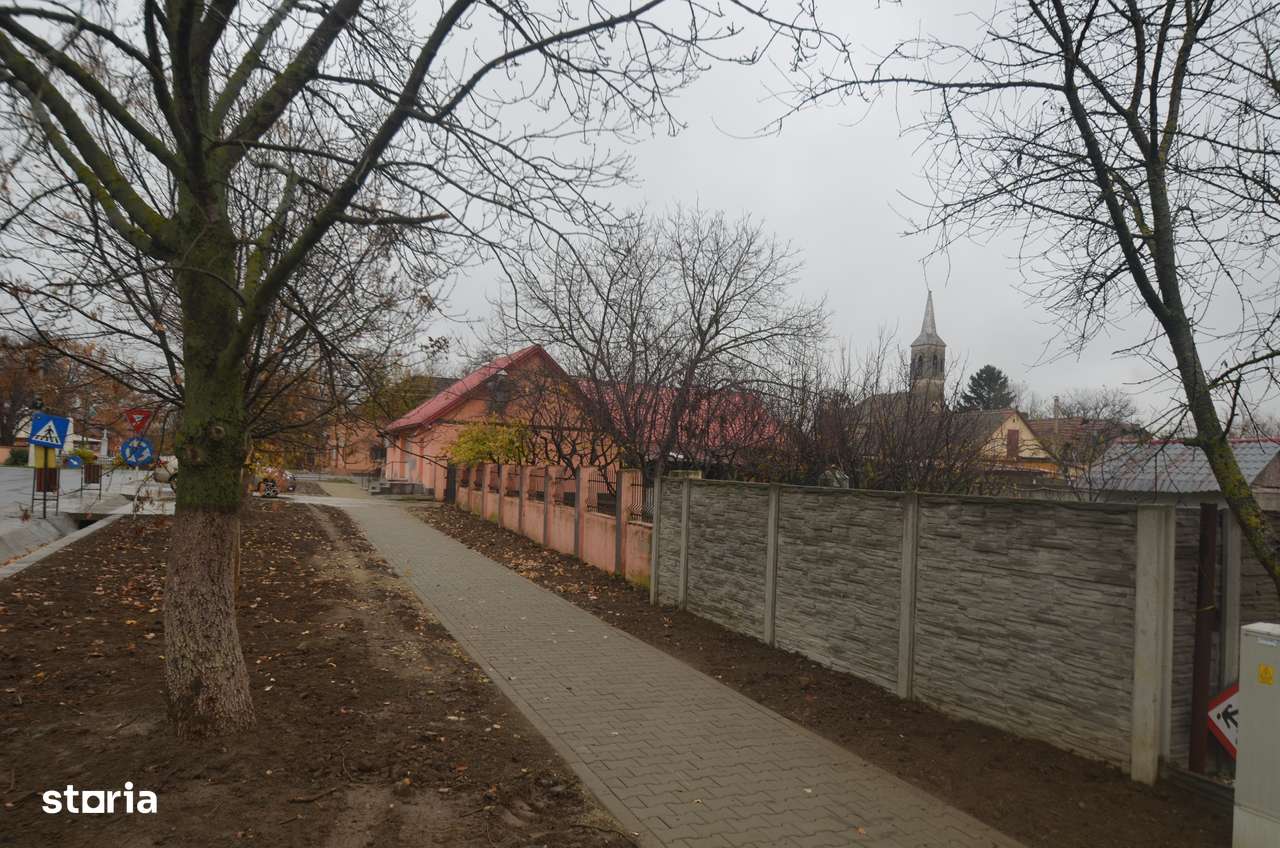 Casa in centrul comunei Padureni - Imagine principală: 4/15