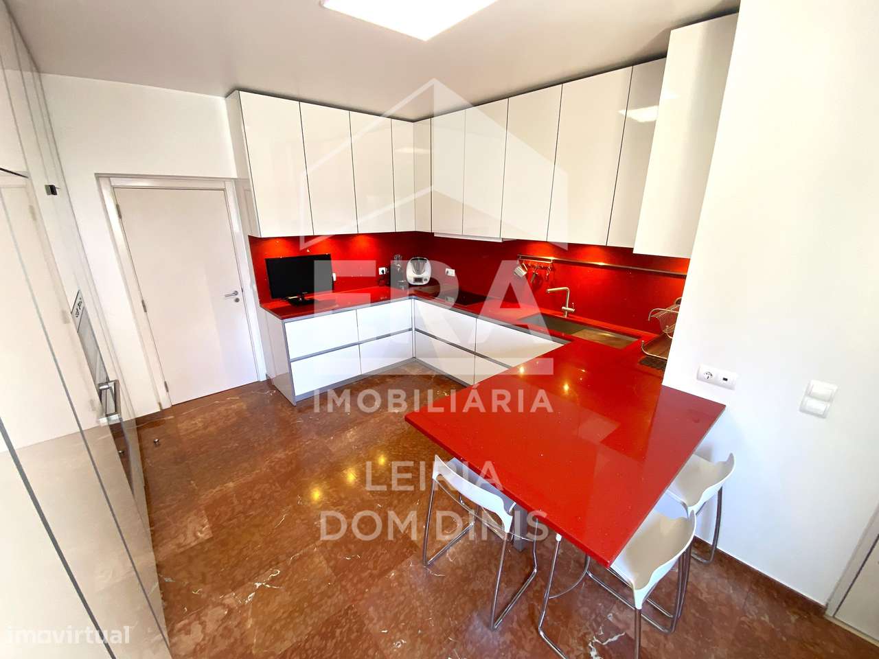 Moradia T5 isolada com garagem, terraço e excelente localização - Grande imagem: 4/20