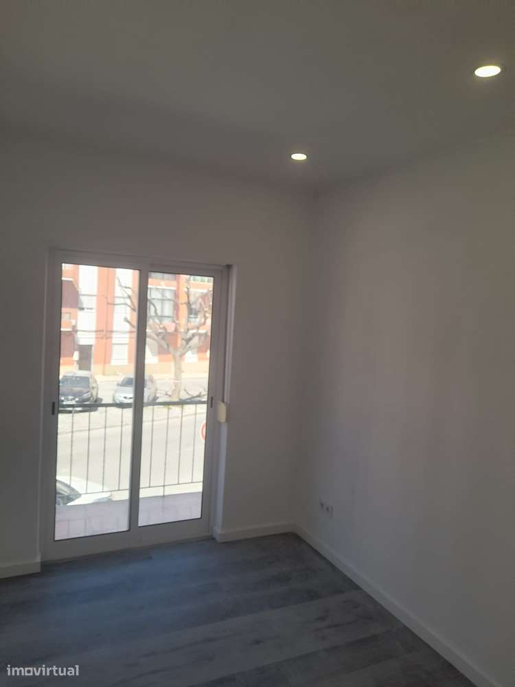 Apartamento T2 com varanda na Baixa da Banheira-24