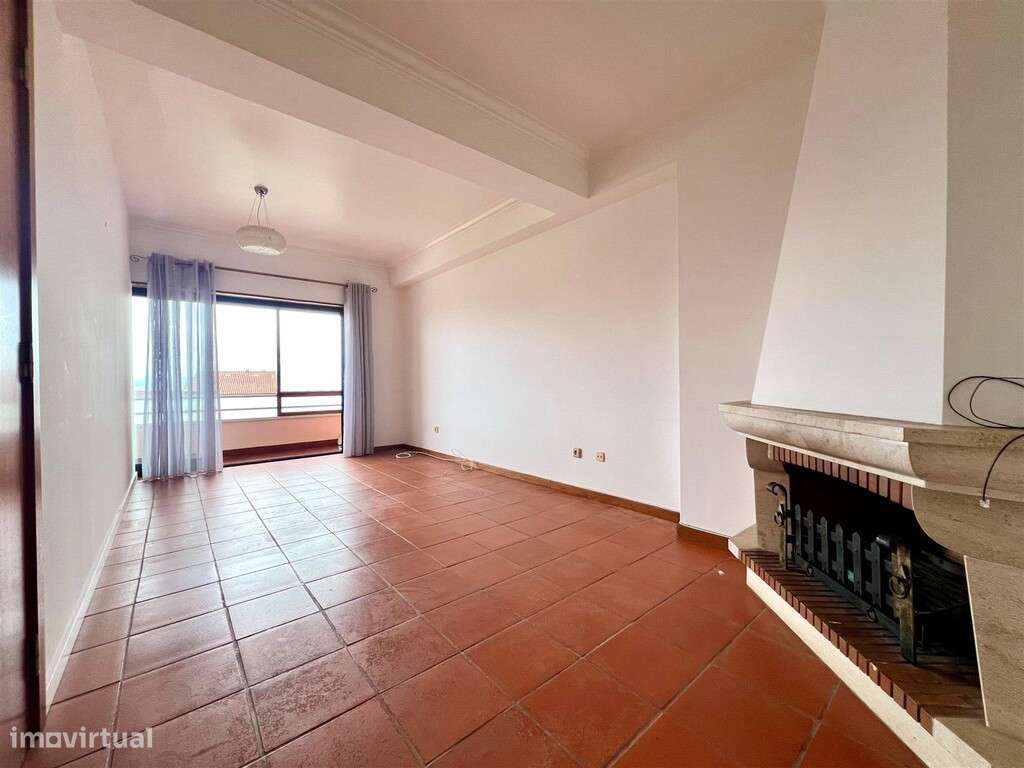 Apartamento T3 com garagem em zona de Santa Clara - Grande imagem: 2/11