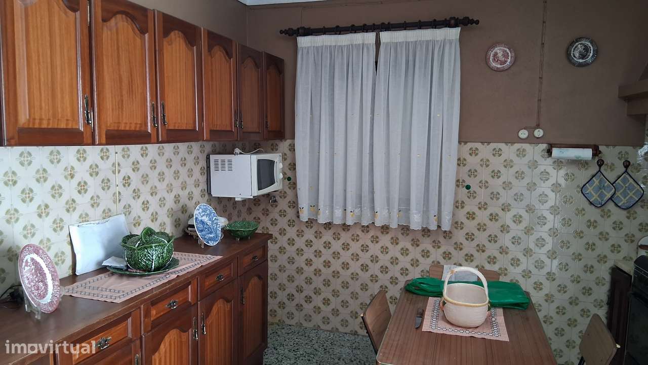 Moradia com Quintal, Garagem e Anexos no Coração de Coruche – Santarém-5