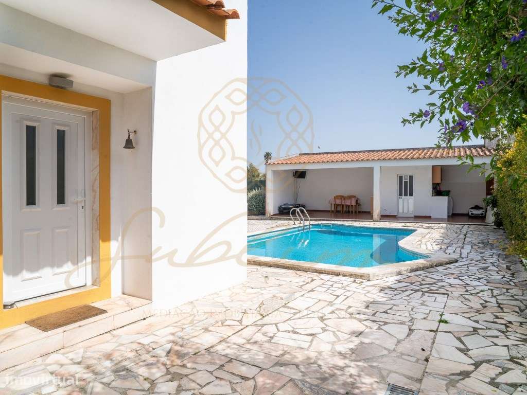 Moradia Isolada com 6 Assoalhadas , Piscina , Garagem Perto das Praias-8