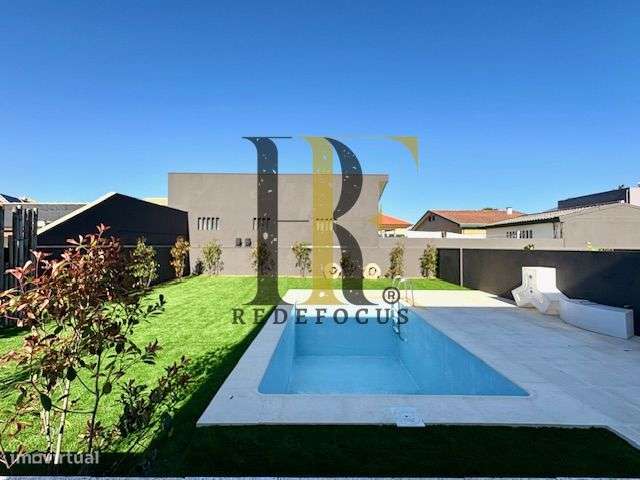 Moradia T4 de Luxo com Piscina e Jardim em Esmoriz-51
