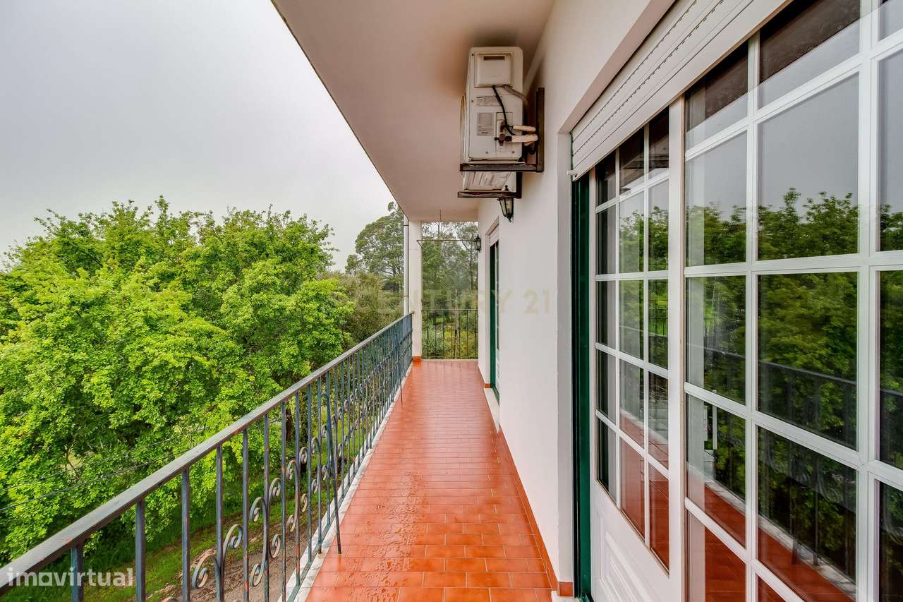 Prédio com 2 apartamentos+garagem+terreno-21