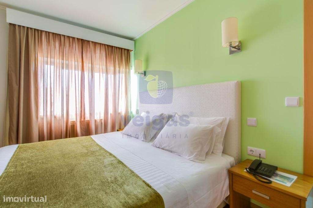 Hotel de 2 estrelas com 49 quartos, em atividade, com ocupação de 90%,-8